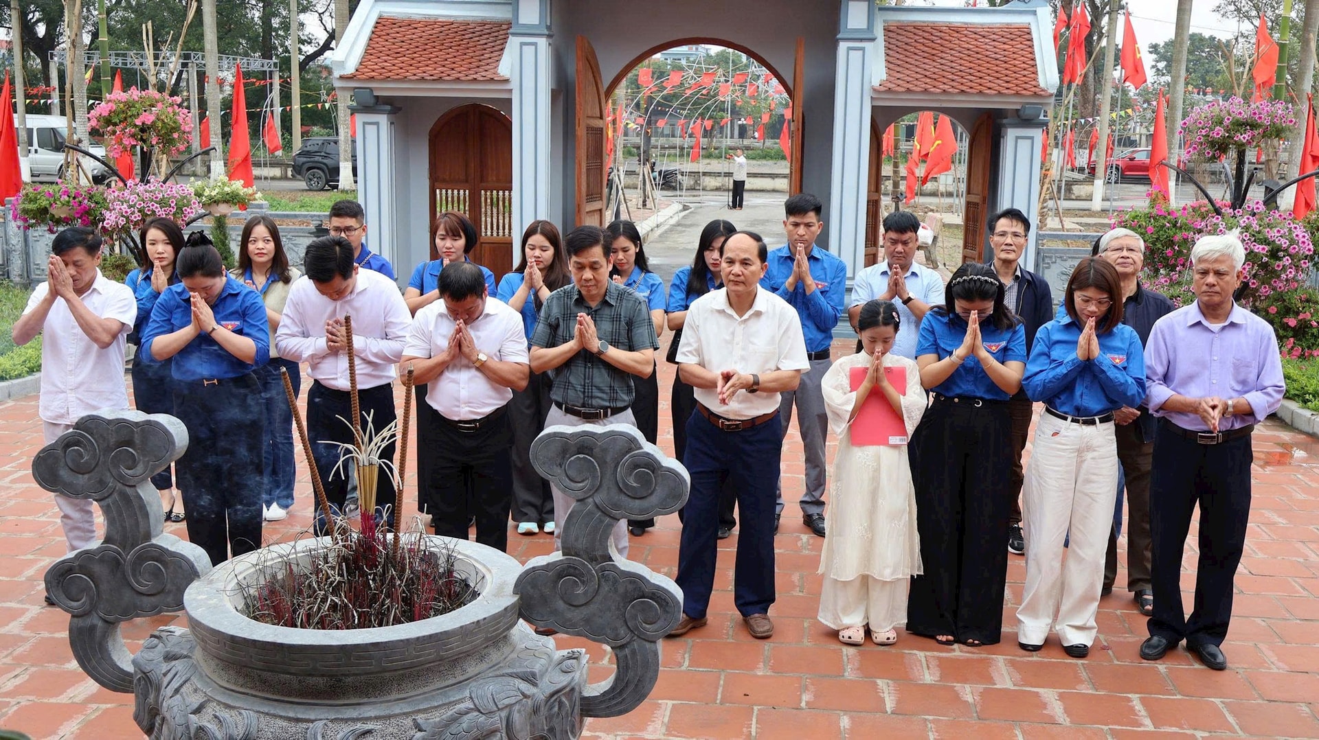 Ứng Thiên kết nạp đoàn viên tiêu biểu tại “địa chỉ đỏ”, tặng quà học sinh khó khăn- Ảnh 1.