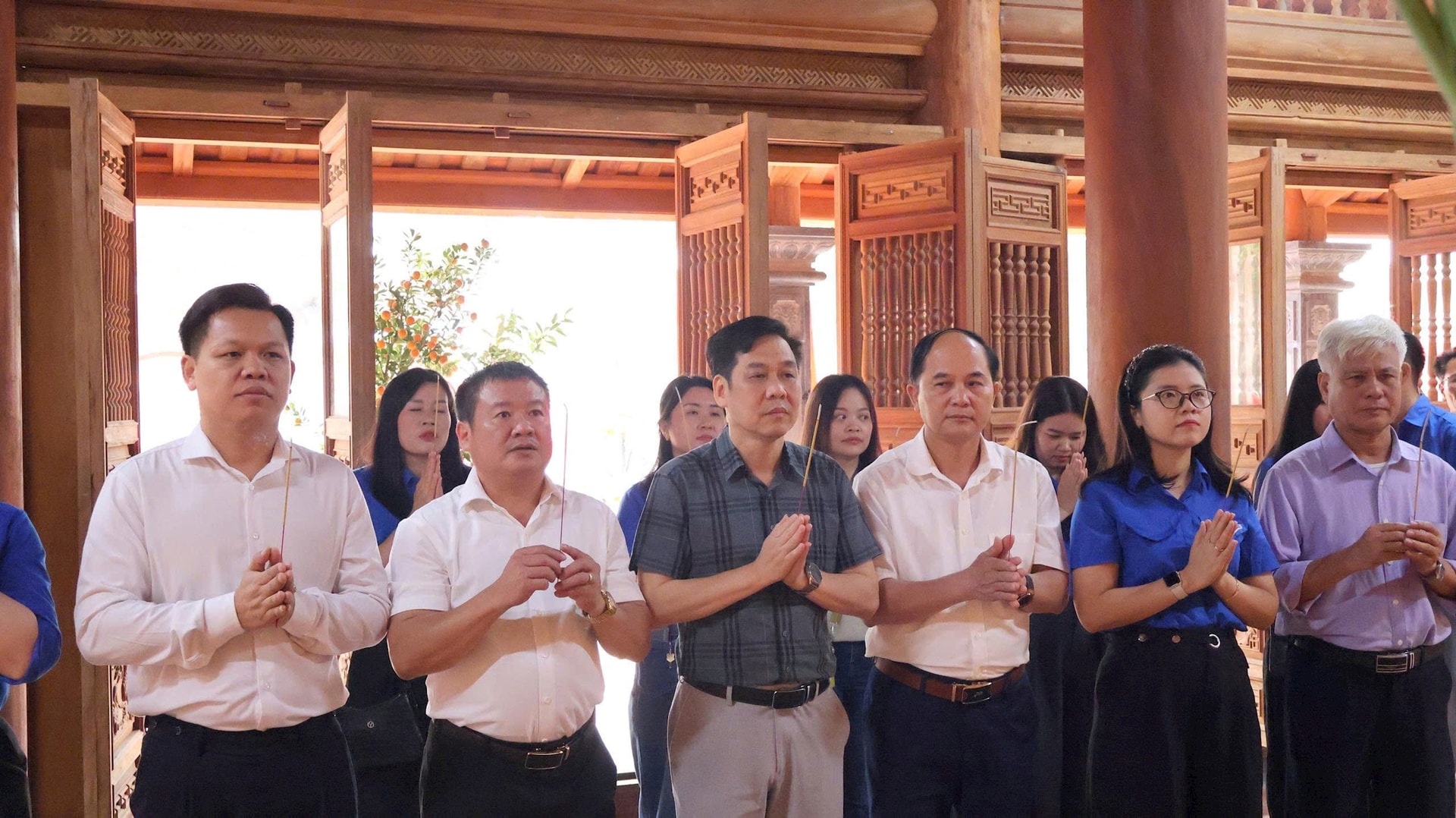 Ứng Thiên kết nạp đoàn viên tiêu biểu tại “địa chỉ đỏ”, tặng quà học sinh khó khăn- Ảnh 2.