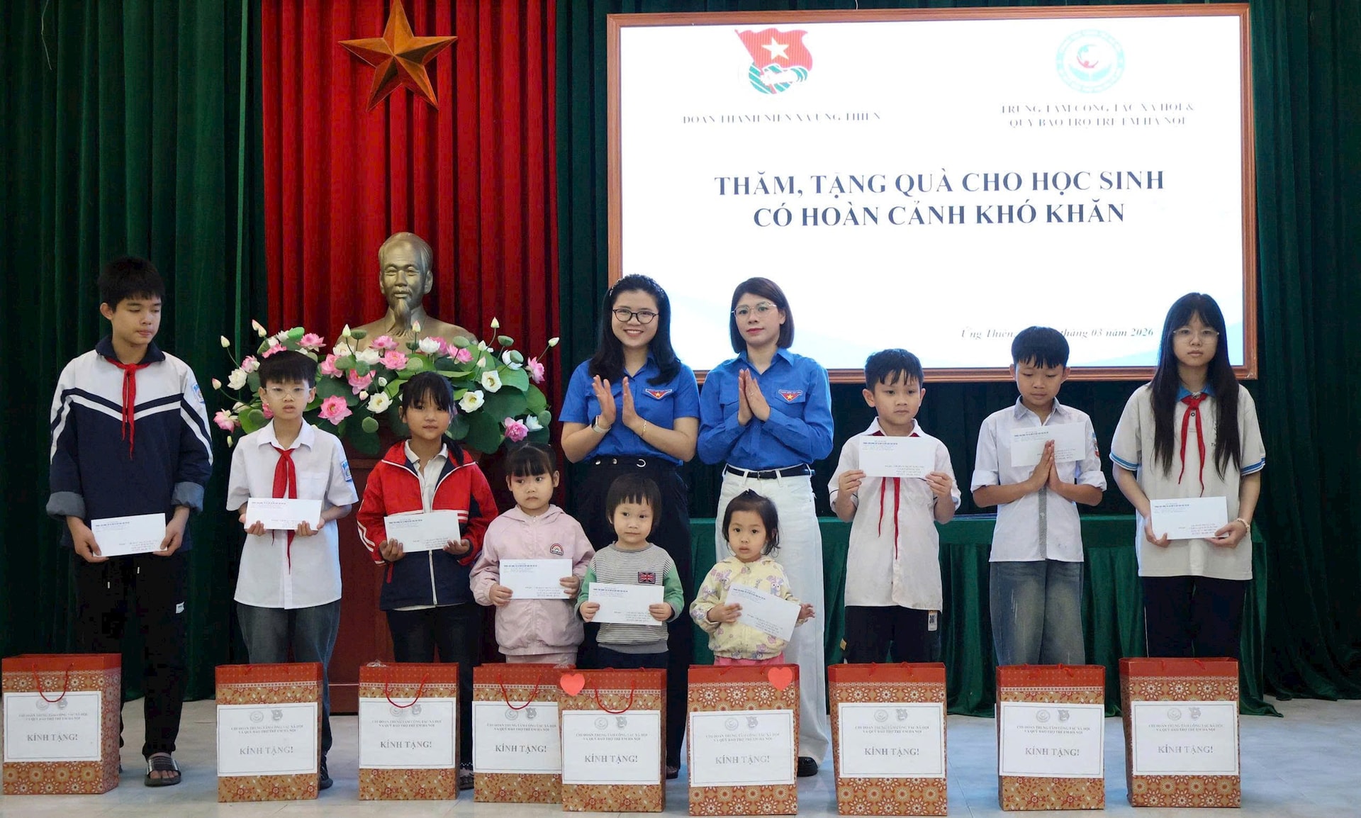Ứng Thiên kết nạp đoàn viên tiêu biểu tại “địa chỉ đỏ”, tặng quà học sinh khó khăn- Ảnh 8.
