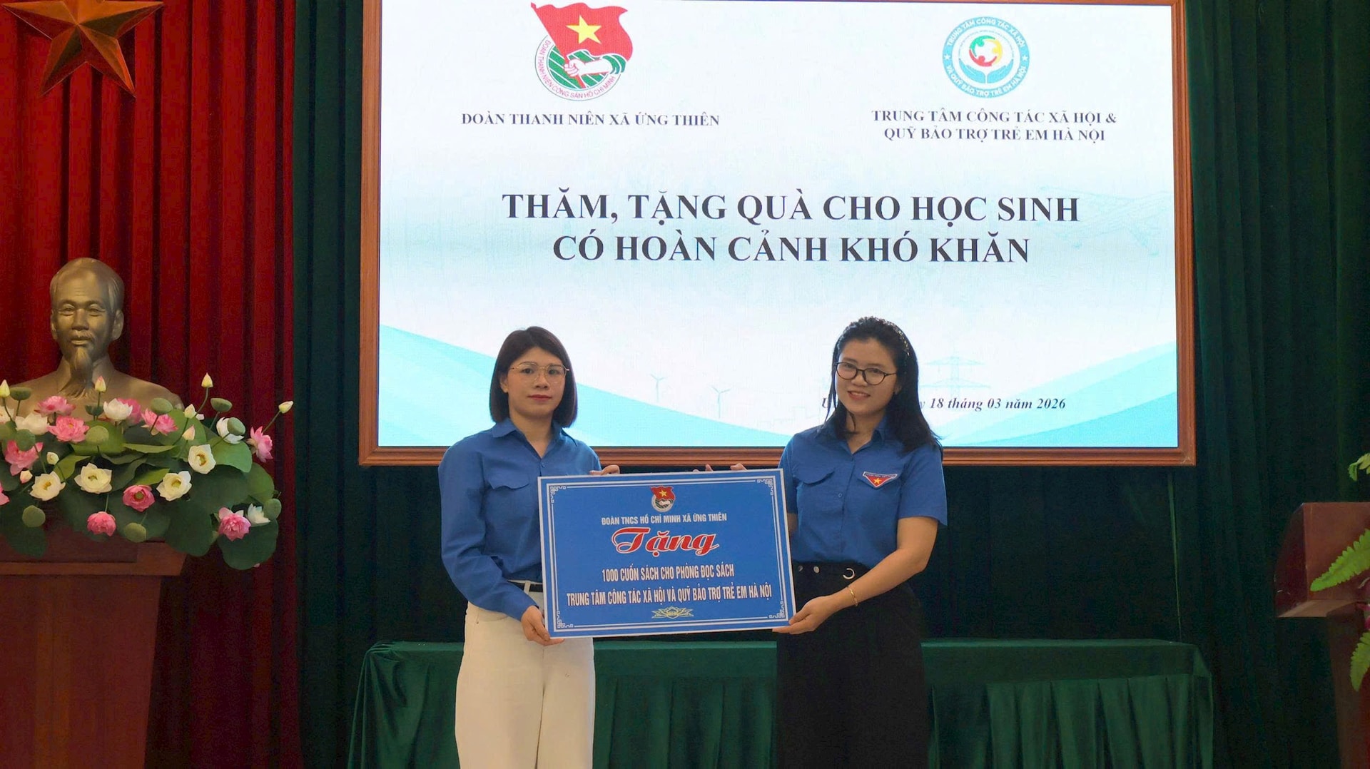 Ứng Thiên kết nạp đoàn viên tiêu biểu tại “địa chỉ đỏ”, tặng quà học sinh khó khăn- Ảnh 9.