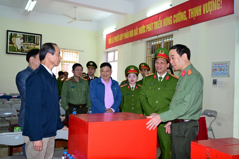 Cử tri cả nước thực hiện quyền và nghĩa vụ thiêng liêng của công dân- Ảnh 69.