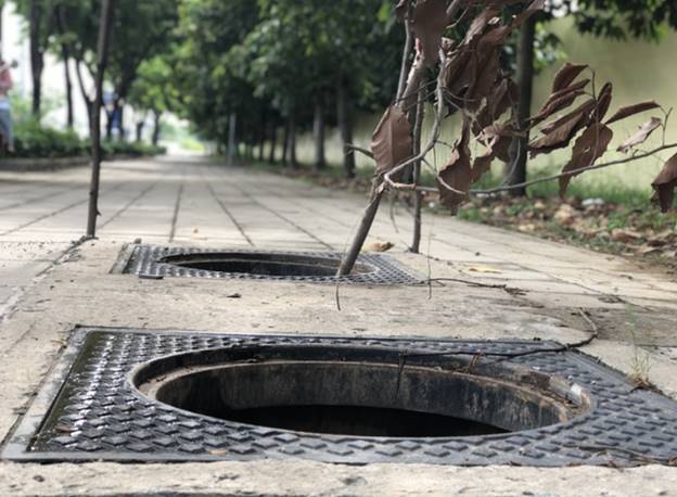 Trộm nắp ghi gang (nắp hố ga) có thể bị xử lý hình sự- Ảnh 1.