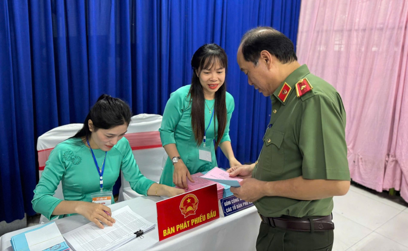 Cử tri cả nước thực hiện quyền và nghĩa vụ thiêng liêng của công dân- Ảnh 64.