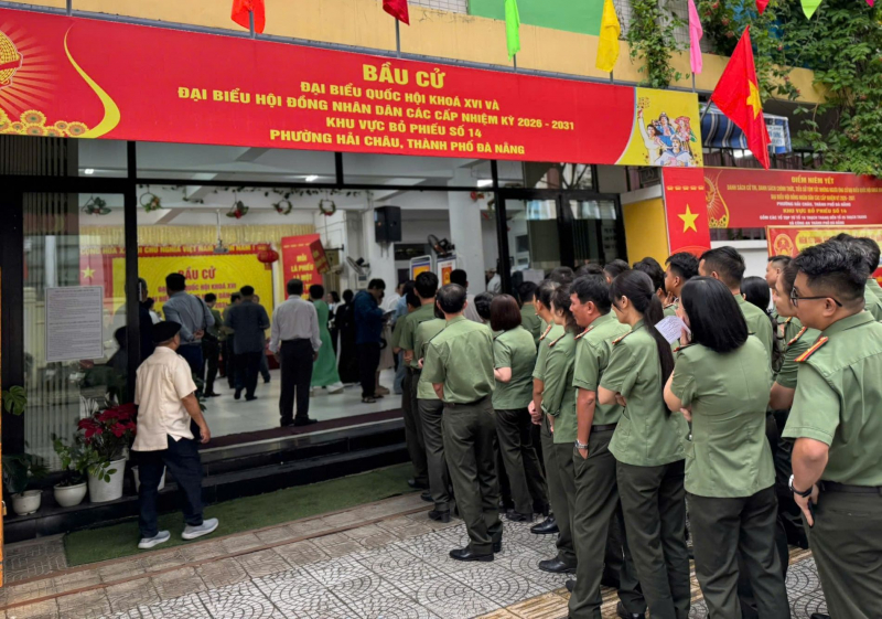 Cử tri cả nước thực hiện quyền và nghĩa vụ thiêng liêng của công dân- Ảnh 57.