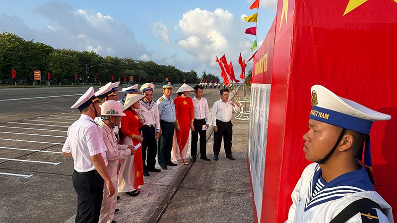 Cử tri cả nước thực hiện quyền và nghĩa vụ thiêng liêng của công dân- Ảnh 40.