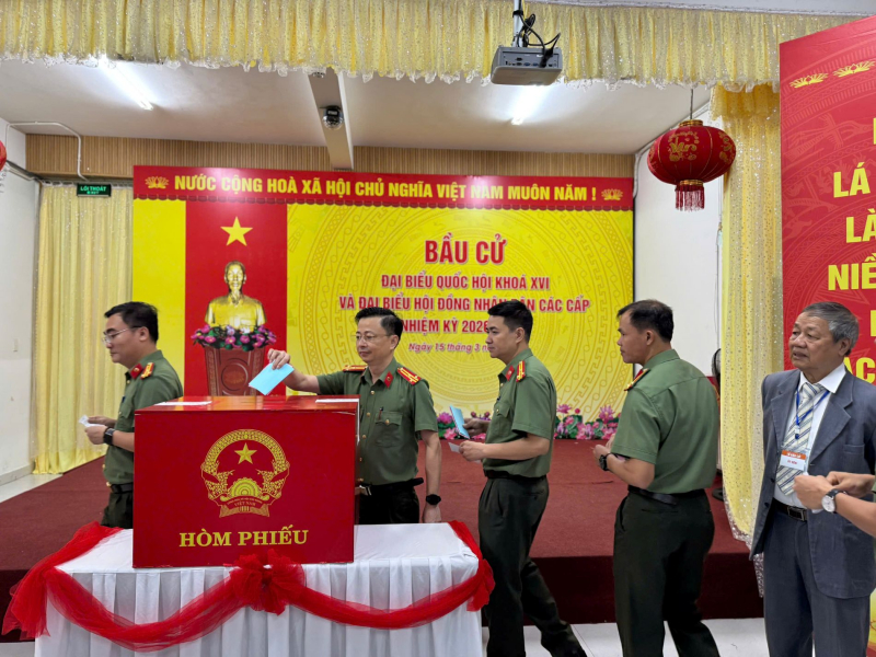 Cử tri cả nước thực hiện quyền và nghĩa vụ thiêng liêng của công dân- Ảnh 65.