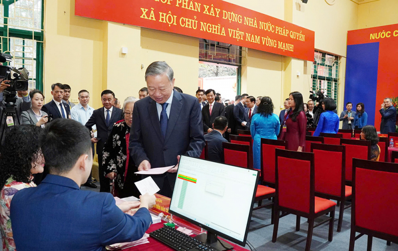 Cử tri cả nước thực hiện quyền và nghĩa vụ thiêng liêng của công dân- Ảnh 5.