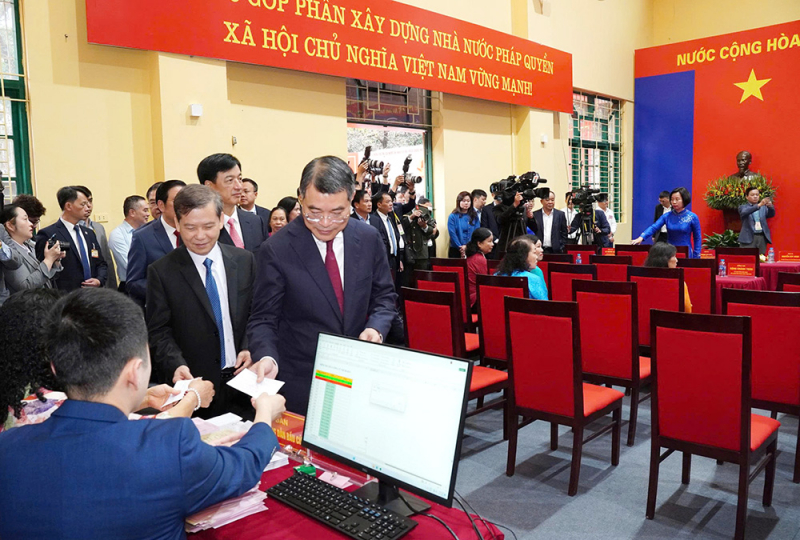 Cử tri cả nước thực hiện quyền và nghĩa vụ thiêng liêng của công dân- Ảnh 6.