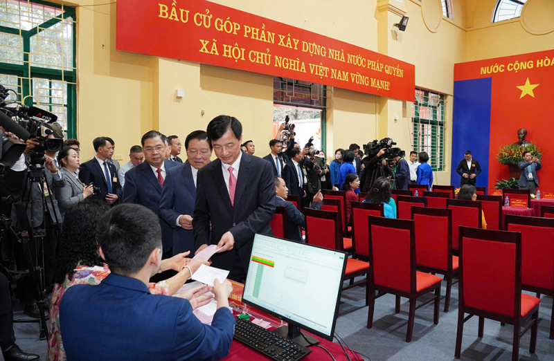 Cử tri cả nước thực hiện quyền và nghĩa vụ thiêng liêng của công dân- Ảnh 7.