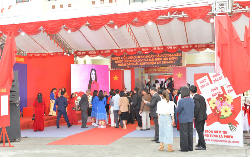 Cử tri cả nước thực hiện quyền và nghĩa vụ thiêng liêng của công dân- Ảnh 67.
