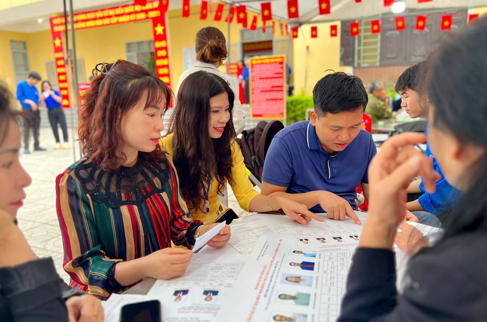 Nam Phù công bố kết quả bầu cử: 24 đại biểu HĐND xã khóa II hội tụ “Ý Đảng - lòng Dân”- Ảnh 11.