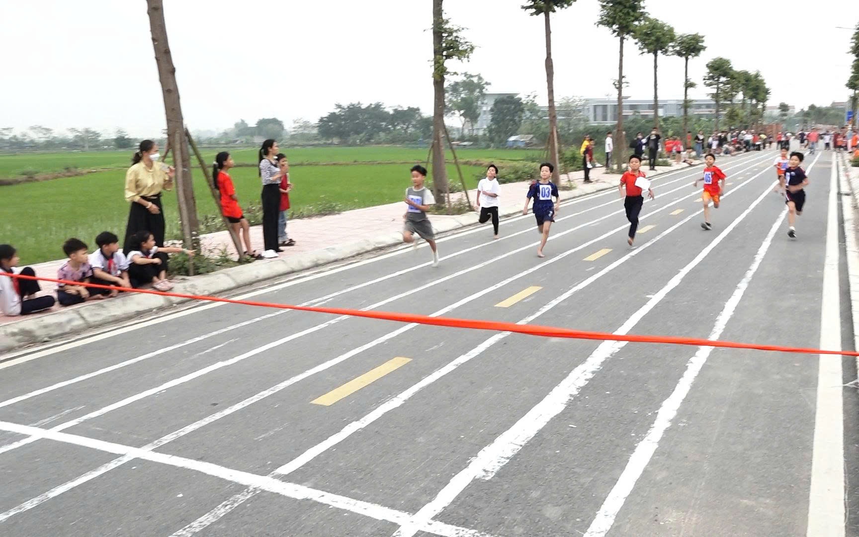 Ảnh: Học sinh tham gia giải Chạy trong chuỗi các giải thể thao học sinh phổ thông xã Bình Minh năm 2026