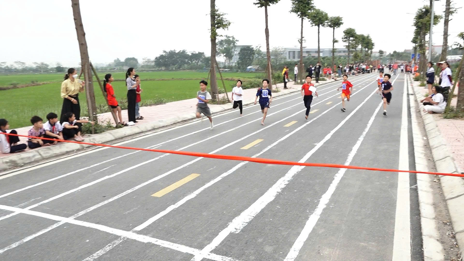 Sôi nổi giải thể thao học sinh phổ thông xã Bình Minh