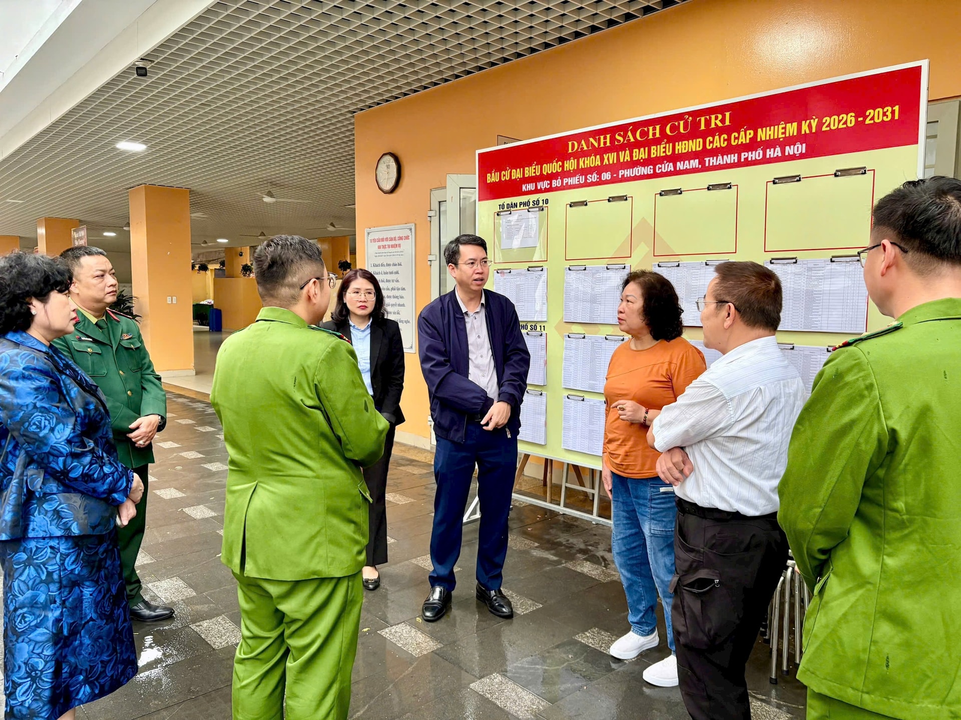 Phường Cửa Nam: Ứng dụng mã QR hỗ trợ cử tri tra cứu thông tin bầu cử- Ảnh 1.