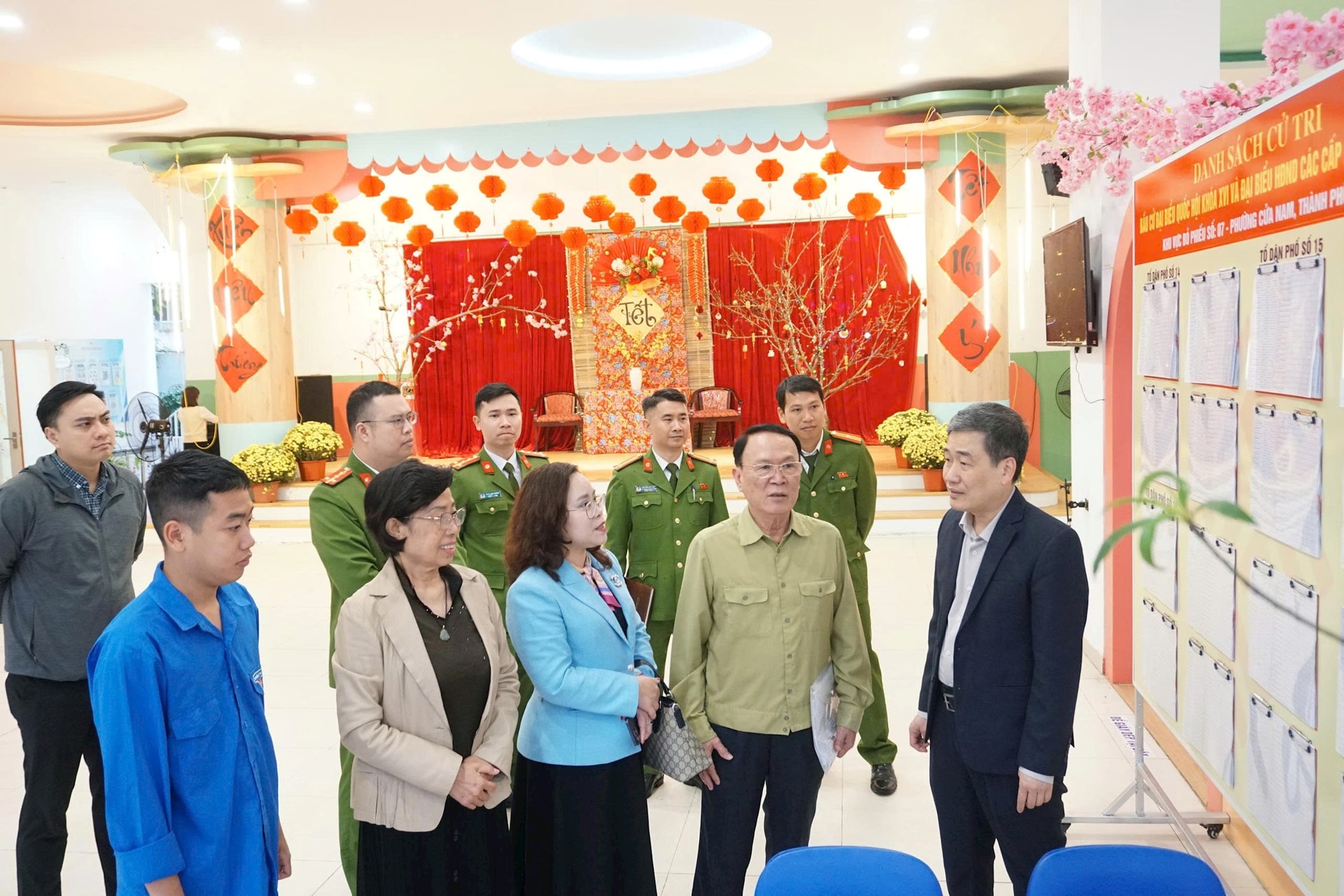 Phường Cửa Nam: Ứng dụng mã QR hỗ trợ cử tri tra cứu thông tin bầu cử- Ảnh 2.