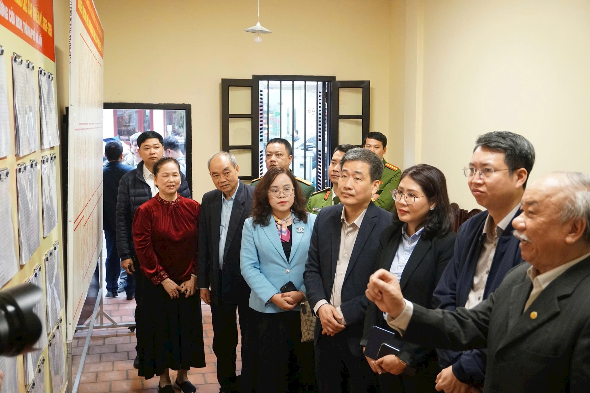 Phường Cửa Nam: Ứng dụng mã QR hỗ trợ cử tri tra cứu thông tin bầu cử- Ảnh 4.