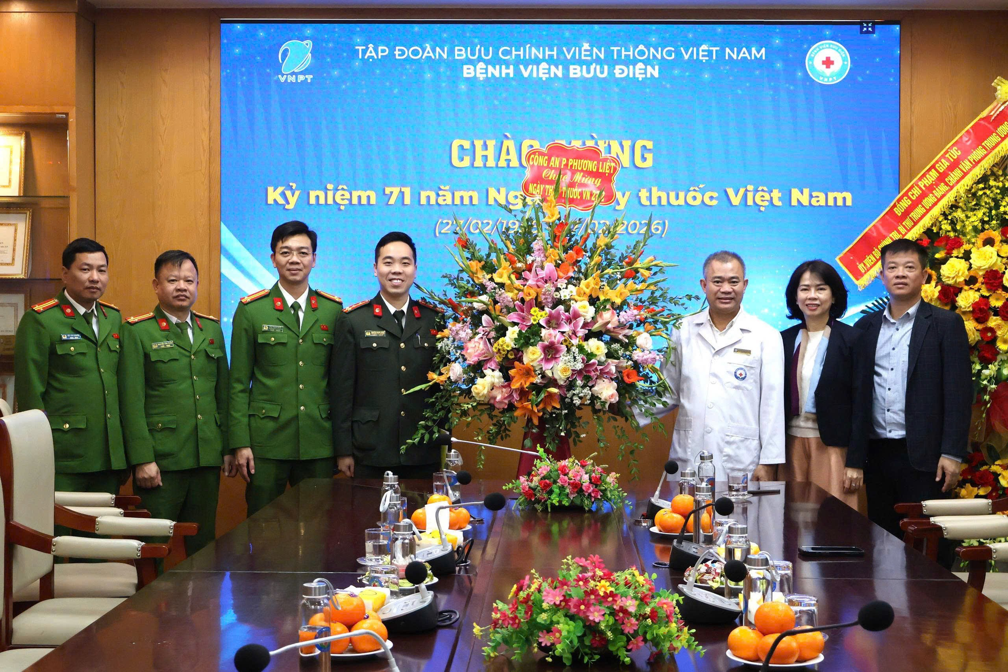 Công an phường Phương Liệt tổ chức chúc mừng Ngày Thầy thuốc Việt Nam 27/2 tại các bệnh viên trên địa bàn.- Ảnh 1.