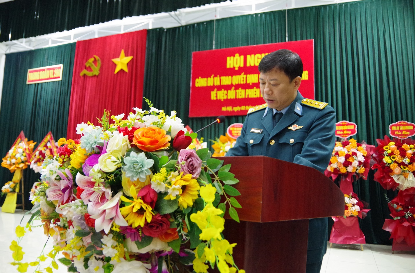 D:\Desktop\ẢNH TRAO QDD ĐỔI TÊN PHIÊN HIỆU ĐƠN VỊ\Đại tá Đỗ Xuân Thắng – Phó Sư đoàn trưởng, Tham mưu trưởng Sư đoàn phát biểu tại Hội nghị..JPG