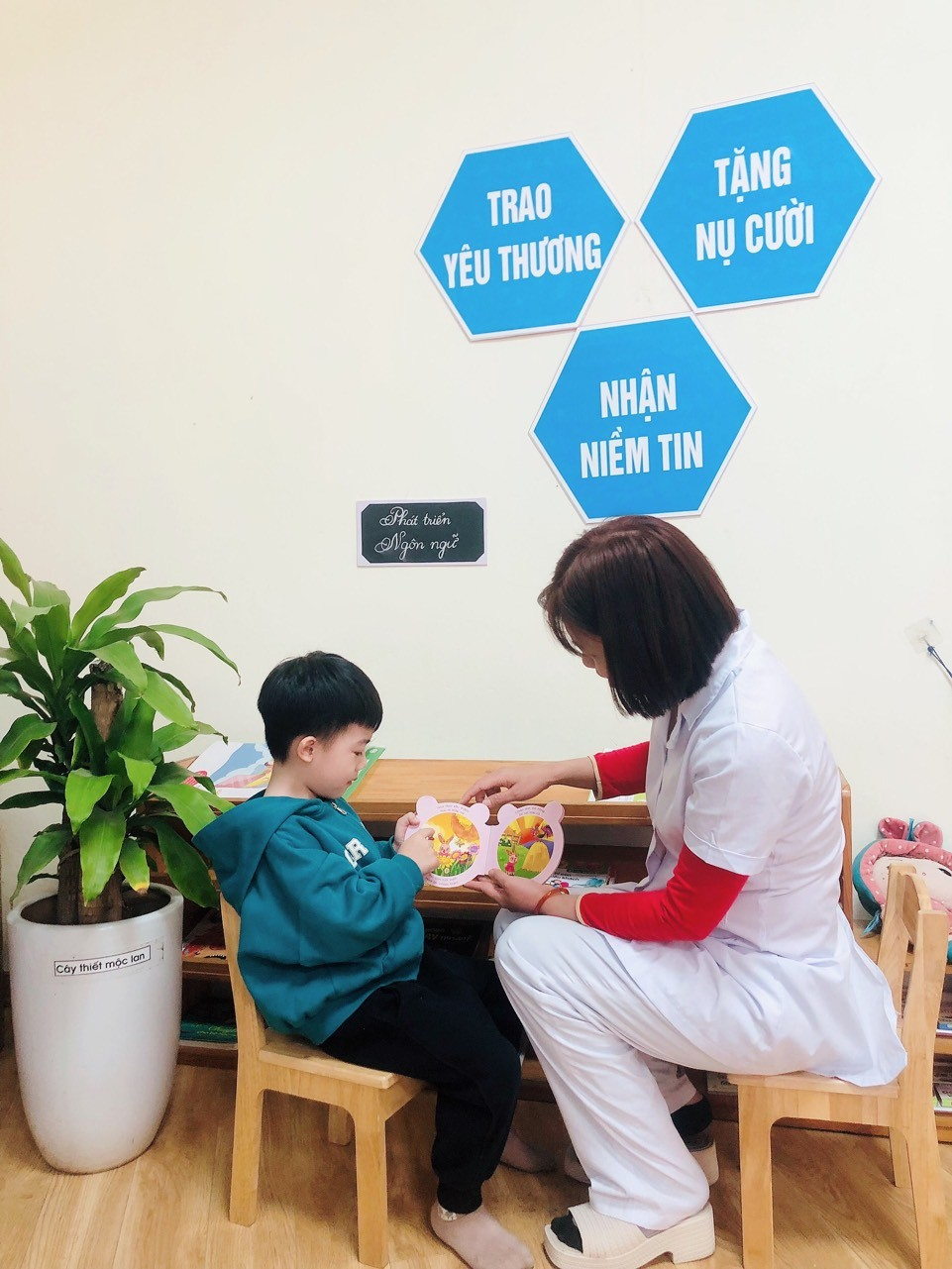 Mầm non Yên Sở chúc mừng cô y tế tận tâm nhân ngày thầy thuốc Việt Nam- Ảnh 1.