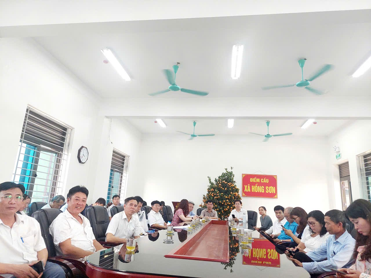 Ứng cử viên Đại biểu Quốc hội (Đơn vị bầu cử số 8) tiếp xúc cử tri báo cáo chương trình hành động và thực hiện vận động bầu cử- Ảnh 1.