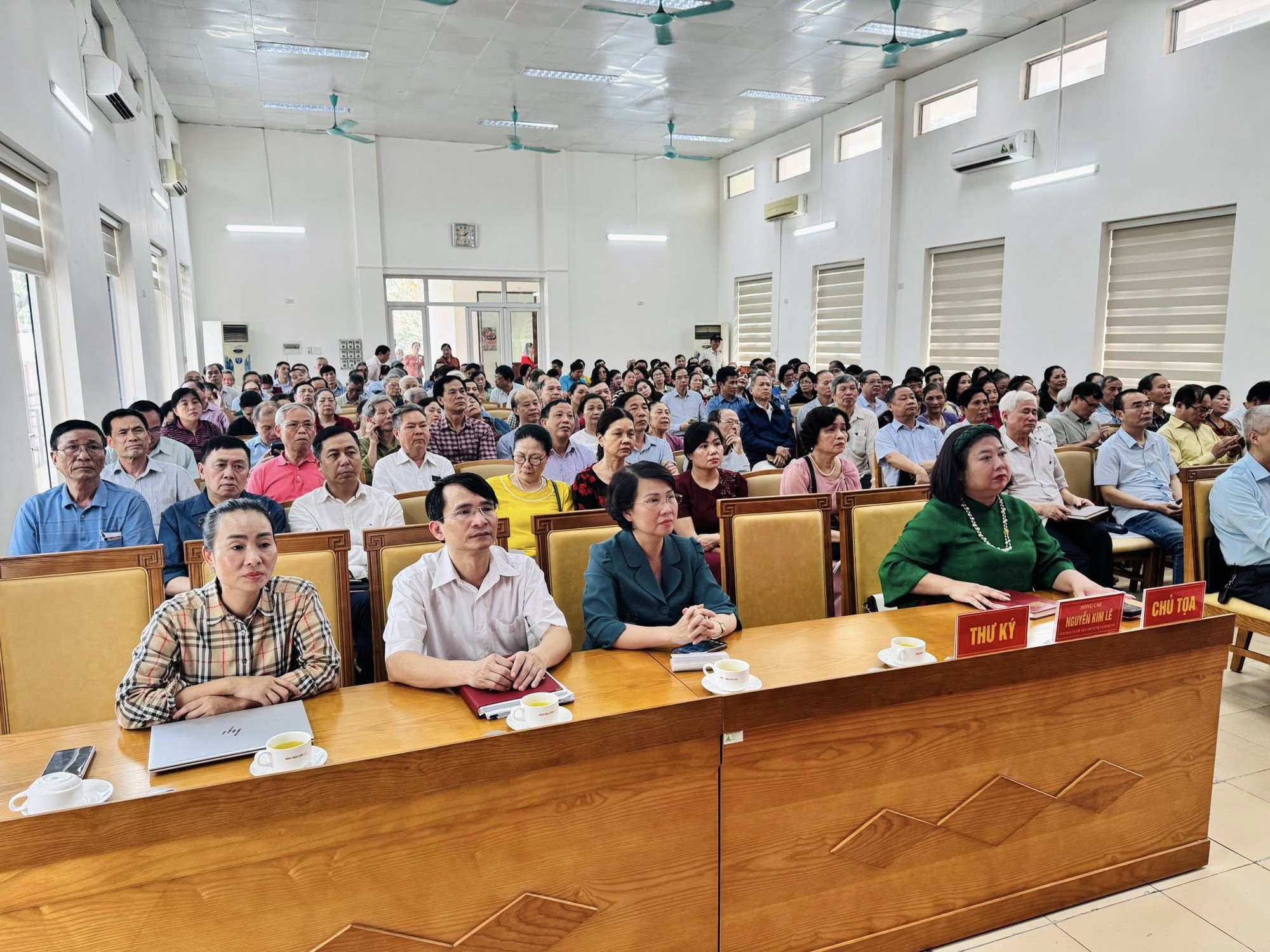 Phường Nghĩa Đô tổ chức hội nghị tiếp xúc cử tri với người ứng cử đại biểu Quốc hội khóa XVI- Ảnh 2.