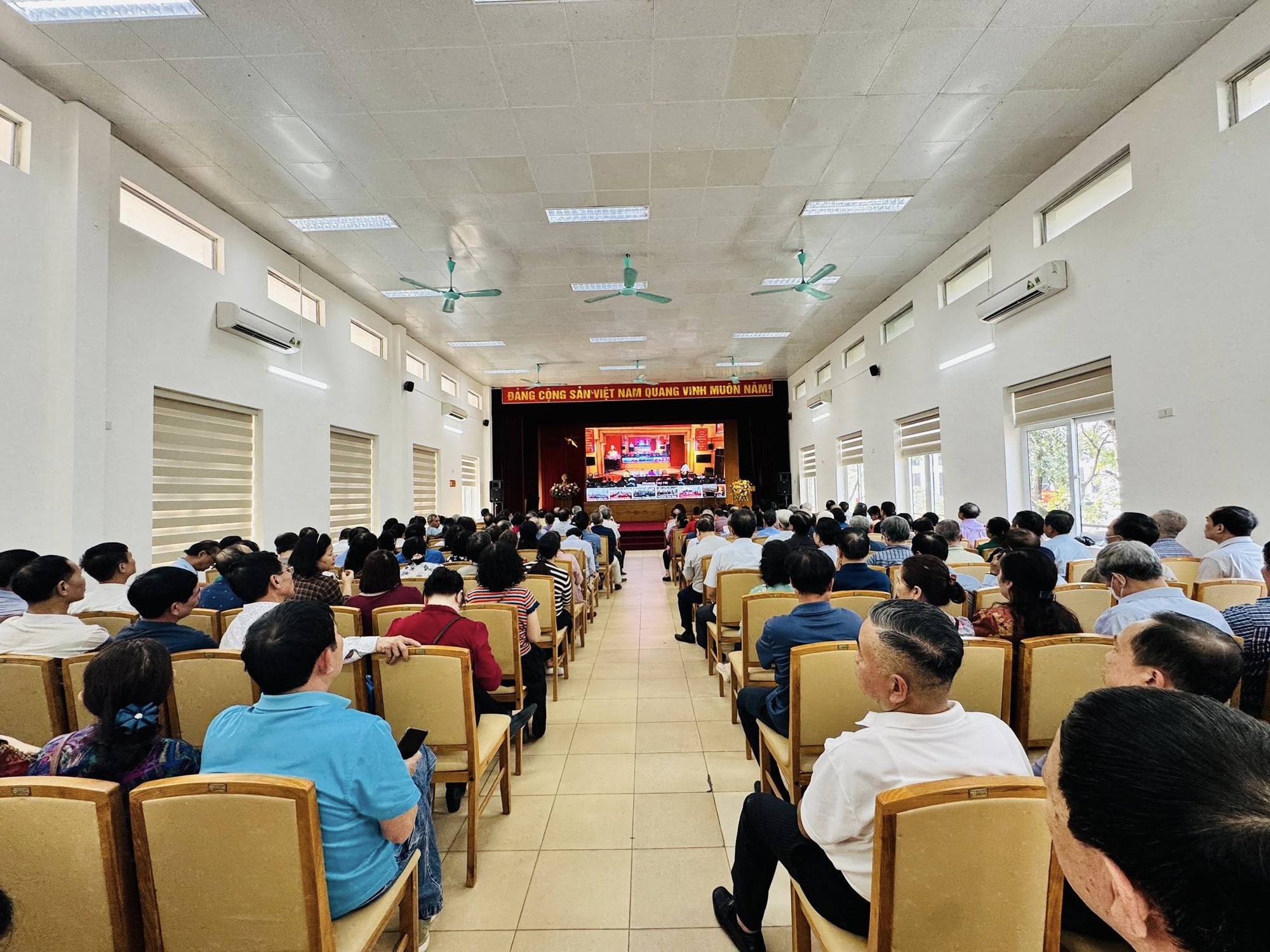 Phường Nghĩa Đô tổ chức hội nghị tiếp xúc cử tri với người ứng cử đại biểu Quốc hội khóa XVI- Ảnh 3.