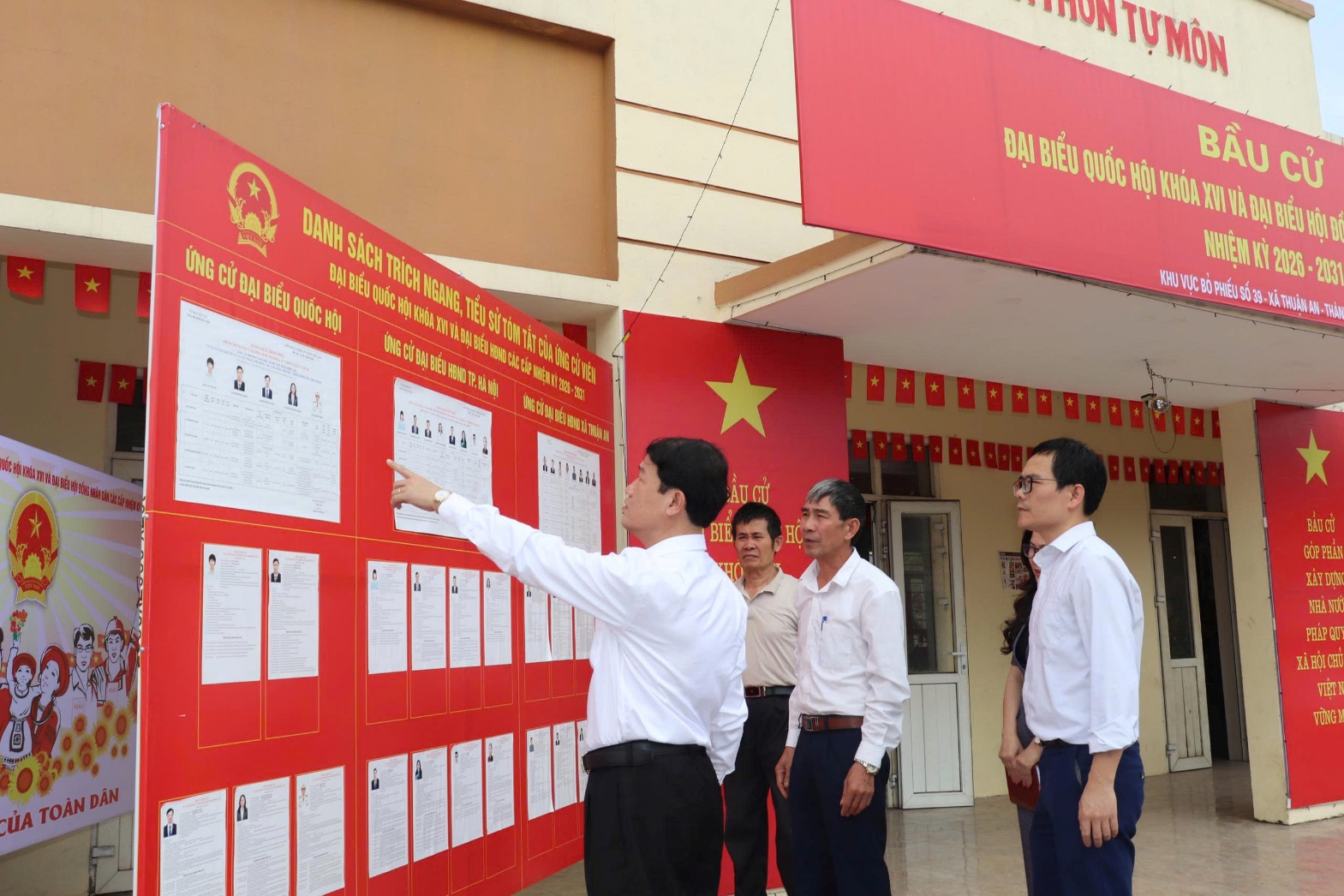 Ảnh có chứa văn bản, trang phục, người, đàn ông  Nội dung do AI tạo ra có thể không chính xác.