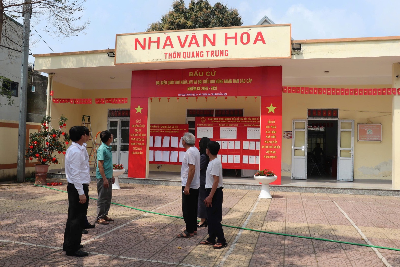 Ảnh có chứa ngoài trời, trang phục, bầu trời, tòa nhà  Nội dung do AI tạo ra có thể không chính xác.