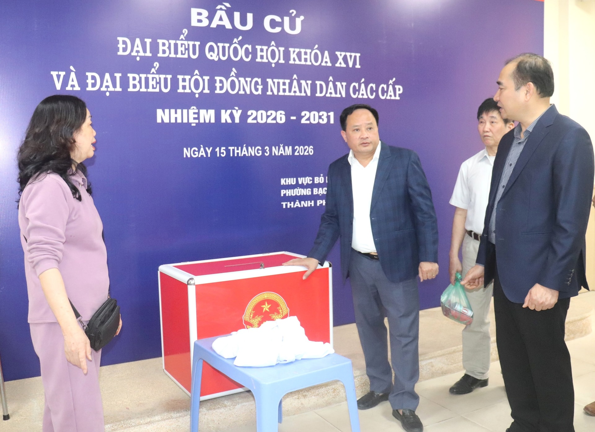 Cử tri phường Bạch Mai phấn khởi, đặt trọn niềm tin nơi lá phiếu- Ảnh 1.