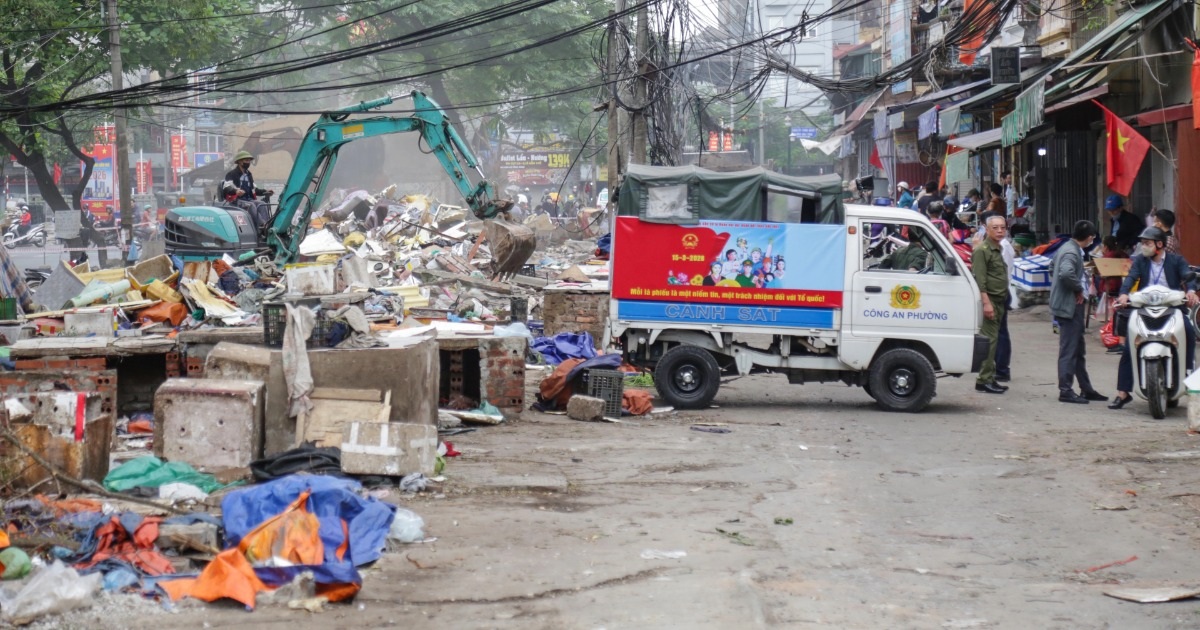 Khu chợ tạm tồn tại hàng chục năm ở Hà Nội bị giải tỏa