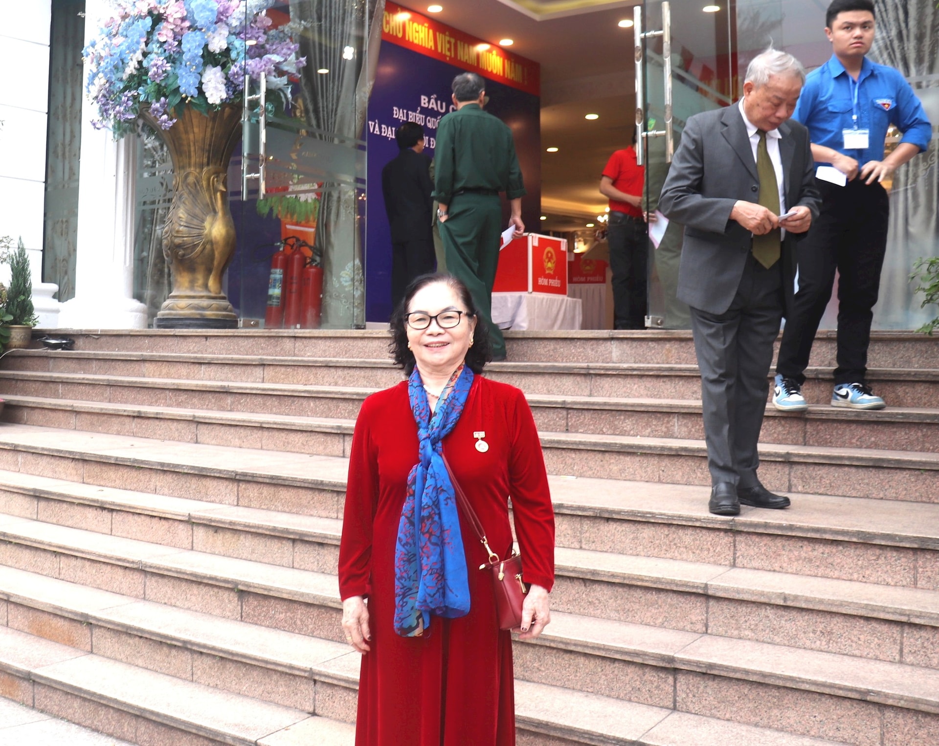 Cử tri phường Bạch Mai náo nức thực hiện quyền công dân trong ngày hội lớn- Ảnh 7.