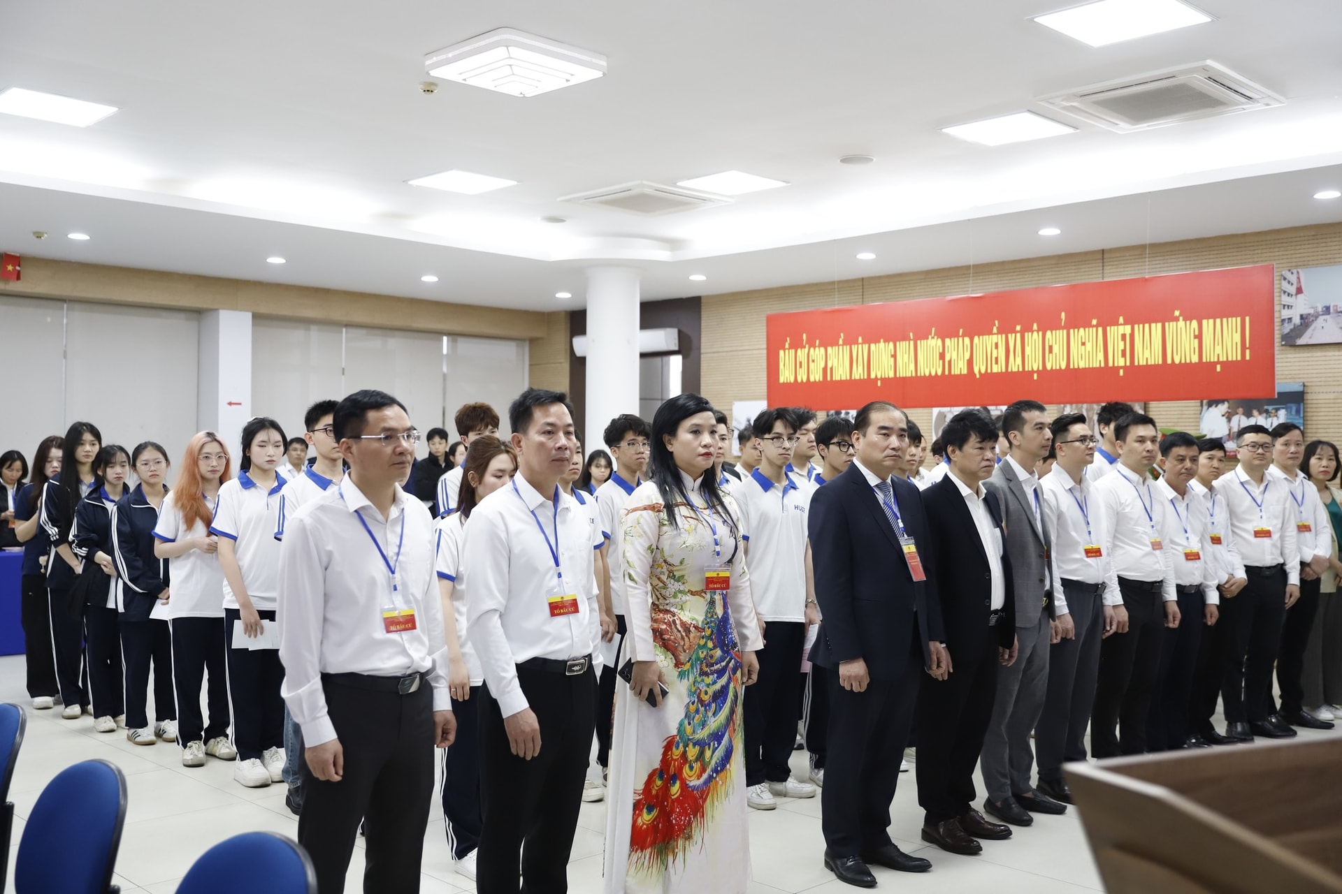 Cử tri phường Bạch Mai náo nức thực hiện quyền công dân trong ngày hội lớn- Ảnh 1.