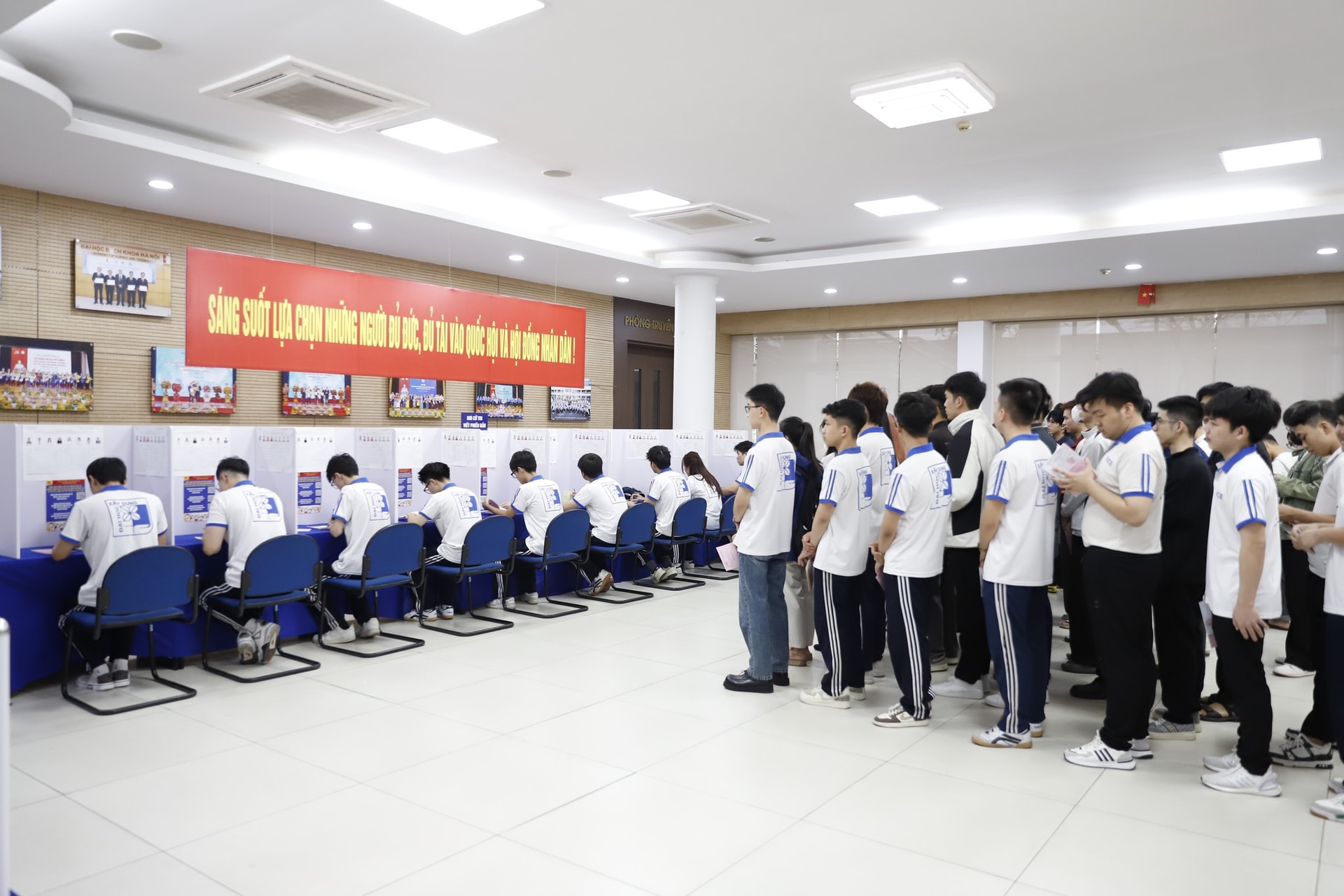 Cử tri phường Bạch Mai náo nức thực hiện quyền công dân trong ngày hội lớn- Ảnh 2.