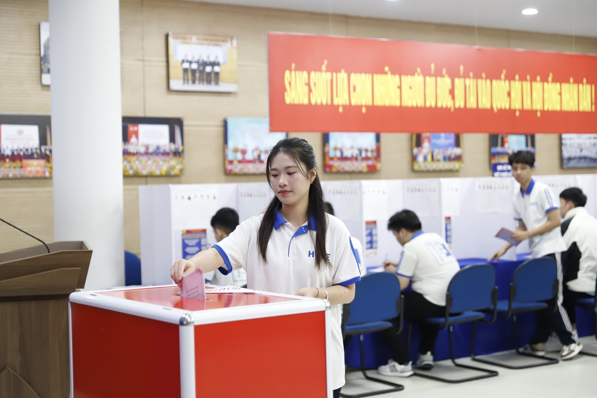 Cử tri phường Bạch Mai náo nức thực hiện quyền công dân trong ngày hội lớn- Ảnh 5.