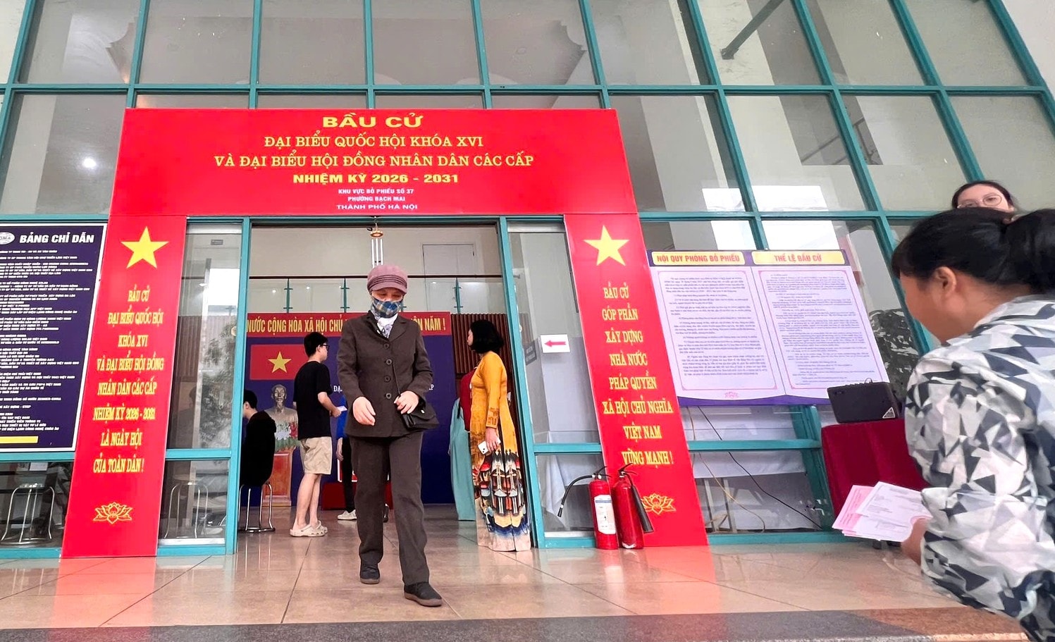 Phường Bạch Mai: 99,74% cử tri đi bầu cử, với 25 khu vực bỏ phiếu đạt 100%- Ảnh 6.