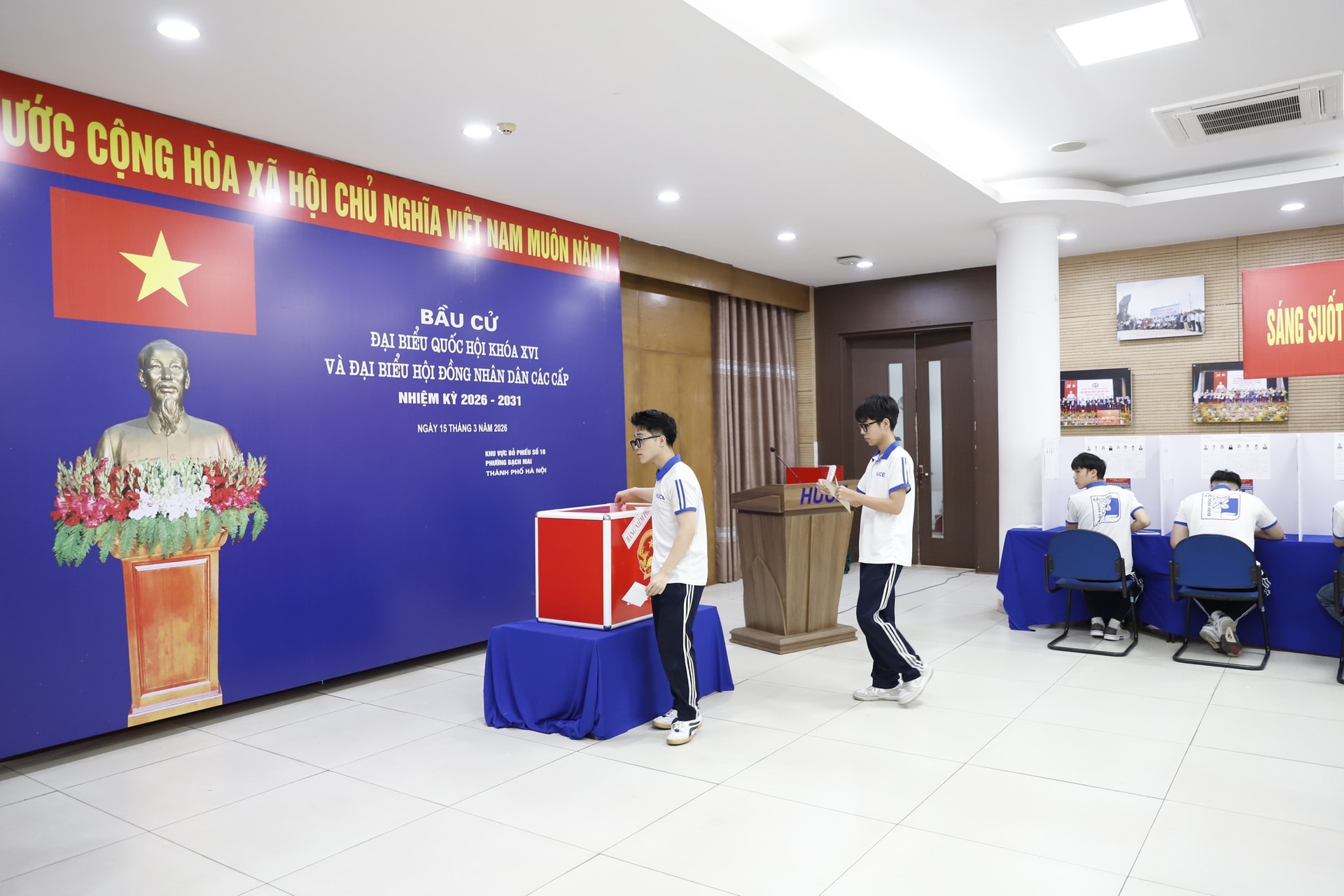 Phường Bạch Mai: 99,74% cử tri đi bầu cử, với 25 khu vực bỏ phiếu đạt 100%- Ảnh 2.