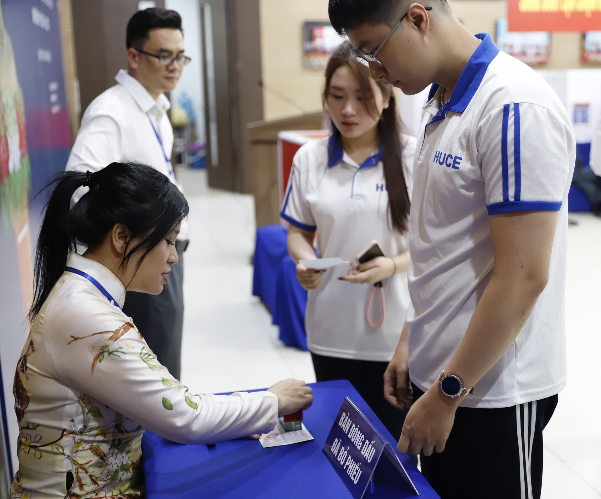 Phường Bạch Mai: 99,74% cử tri đi bầu cử, với 25 khu vực bỏ phiếu đạt 100%- Ảnh 4.