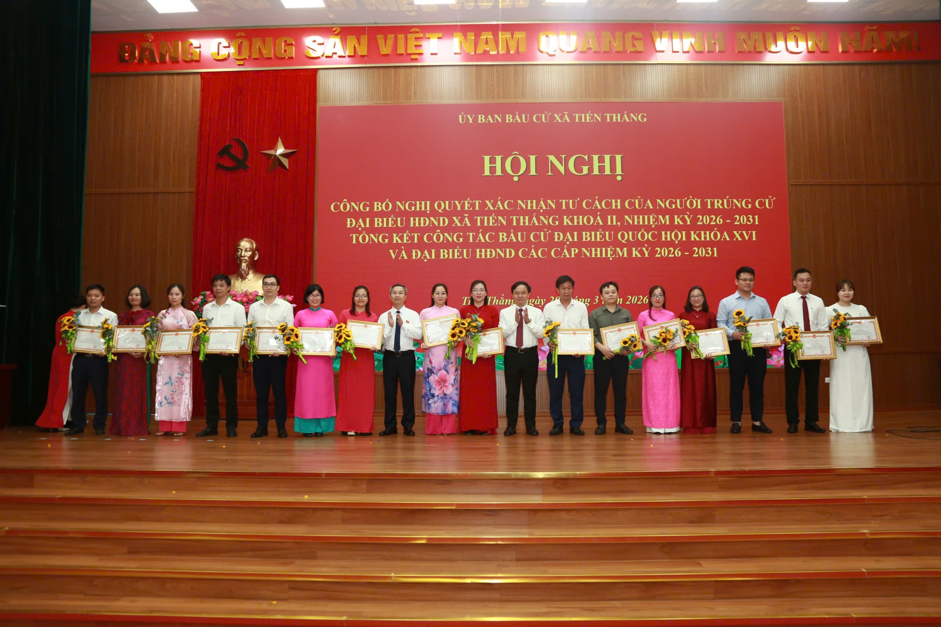 Xã Tiến Thắng công bố nghị quyết xác nhận tư cách 27 đại biểu trúng cử HĐND- Ảnh 5.