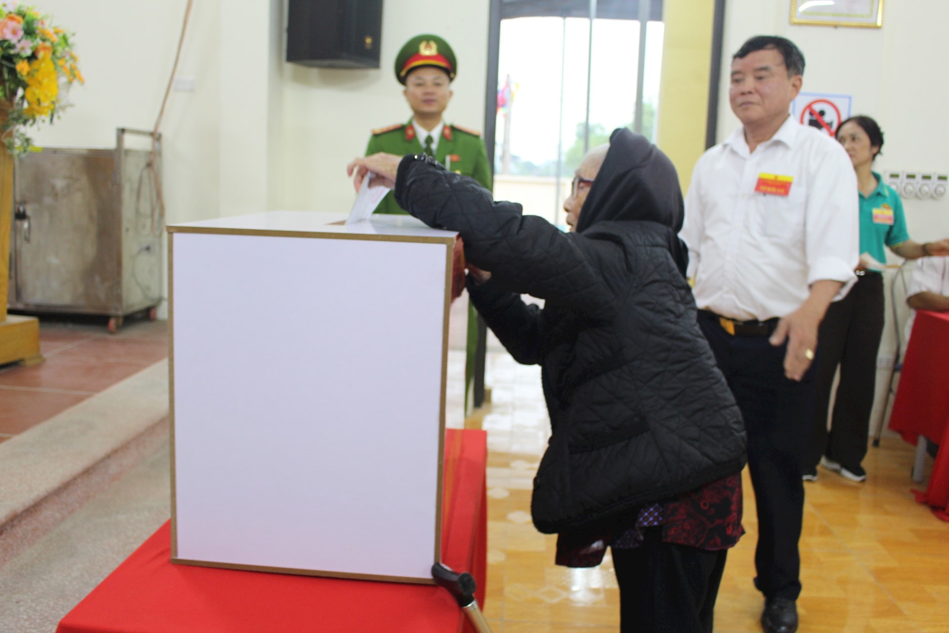 Cử tri 103 tuổi tự tay bỏ phiếu trong ngày hội non sông- Ảnh 2.