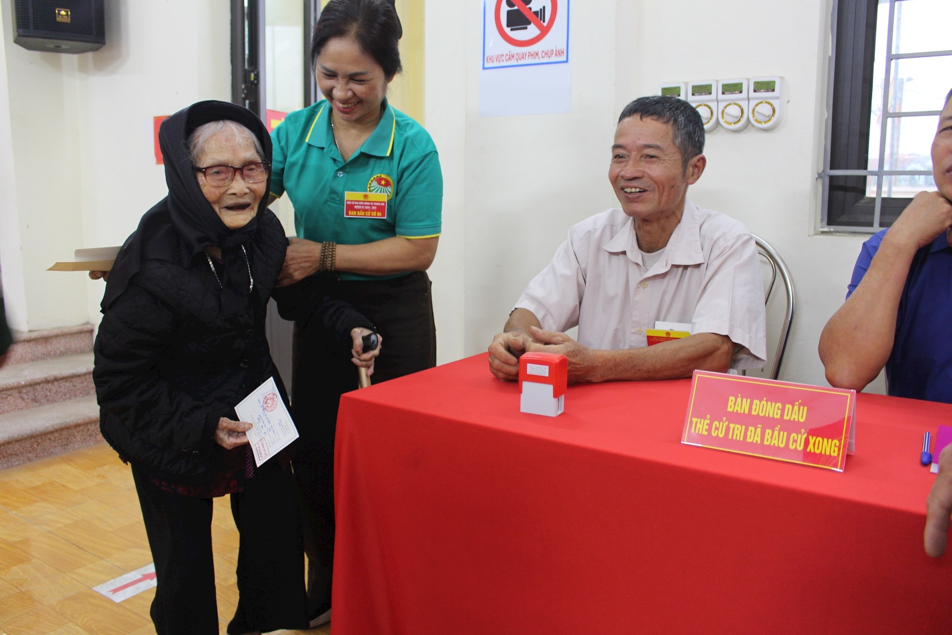 Cử tri 103 tuổi tự tay bỏ phiếu trong ngày hội non sông- Ảnh 3.