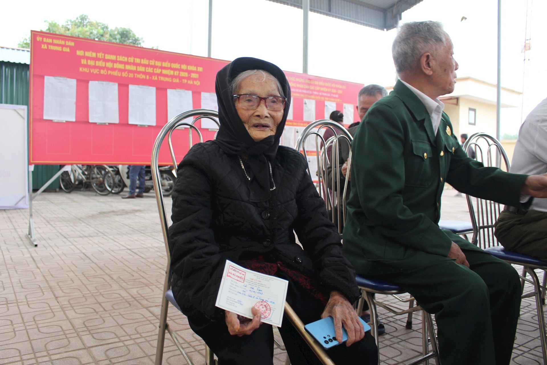 Cử tri 103 tuổi tự tay bỏ phiếu trong ngày hội non sông- Ảnh 1.