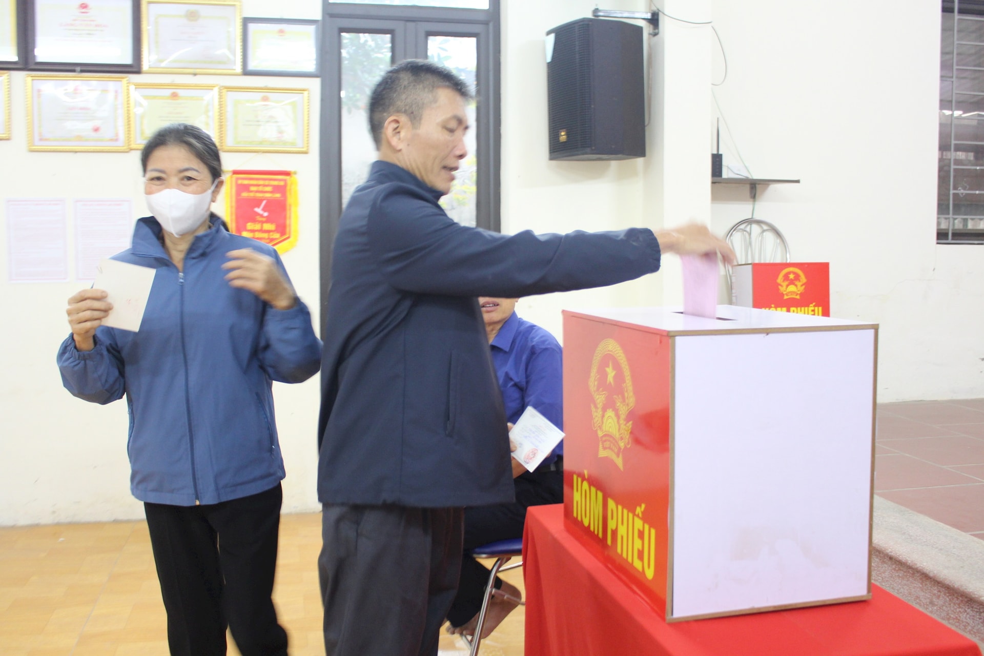 Cử tri 103 tuổi tự tay bỏ phiếu trong ngày hội non sông- Ảnh 5.