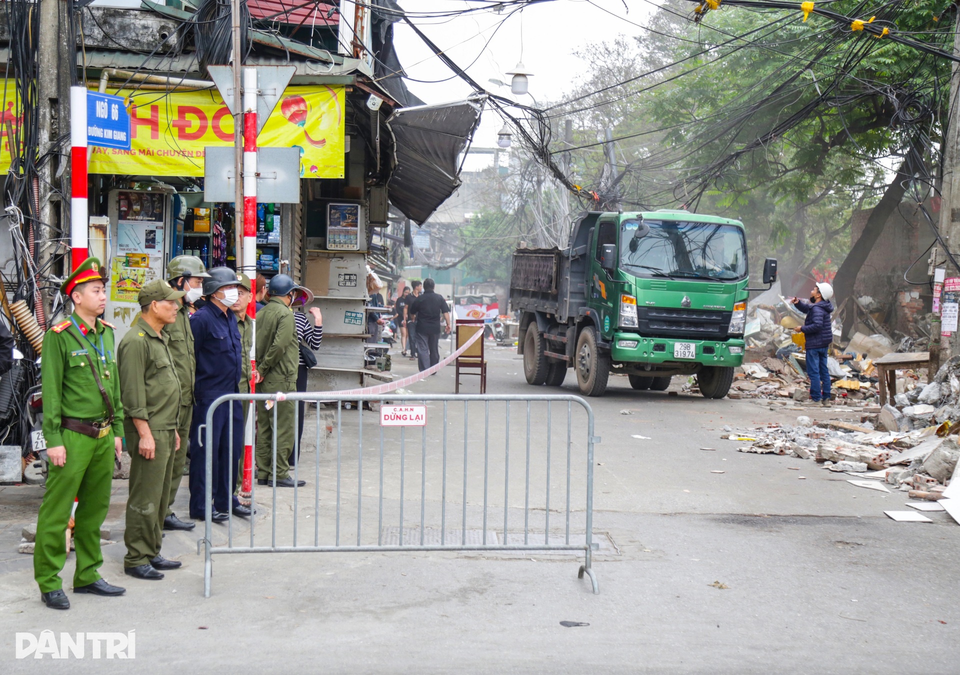Khu chợ tạm tồn tại hàng chục năm ở Hà Nội bị giải tỏa- Ảnh 1.