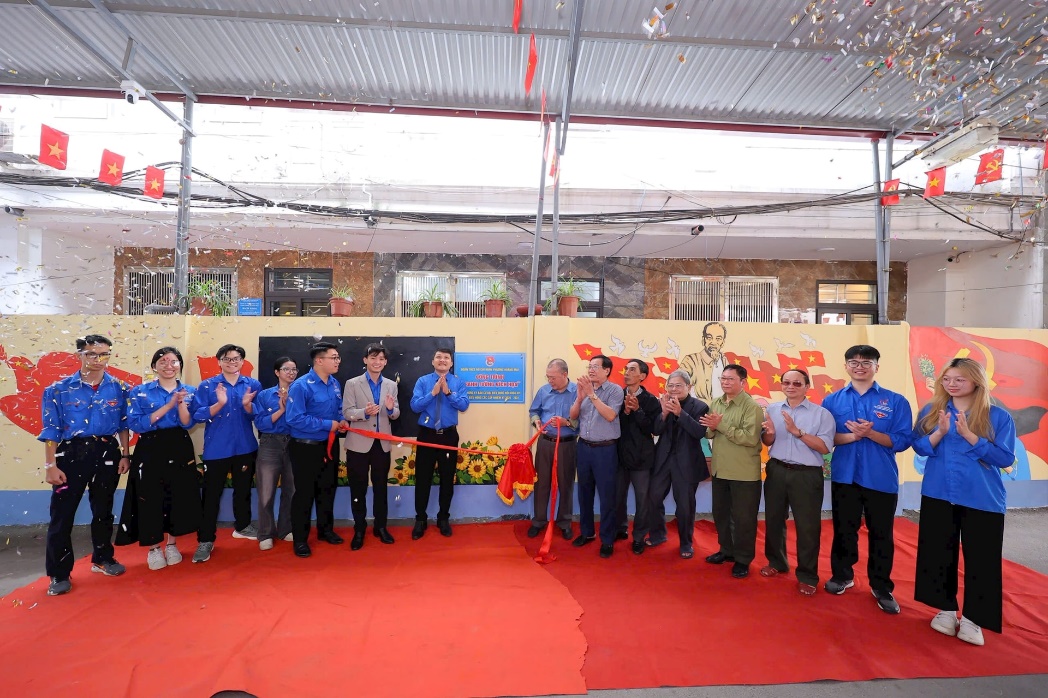 Phường Hoàng Mai: Hoạt động vẽ tranh tường góp phần lan tỏa thông điệp bầu cử- Ảnh 2.