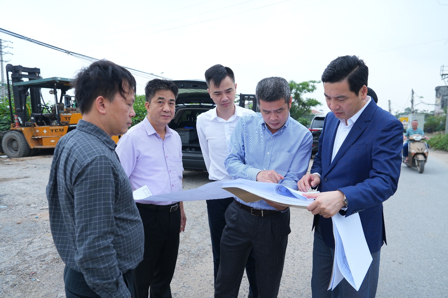 Bí thư Đảng ủy xã Gia Lâm kiểm tra tiến độ một số dự án trọng điểm trên địa bàn- Ảnh 1.