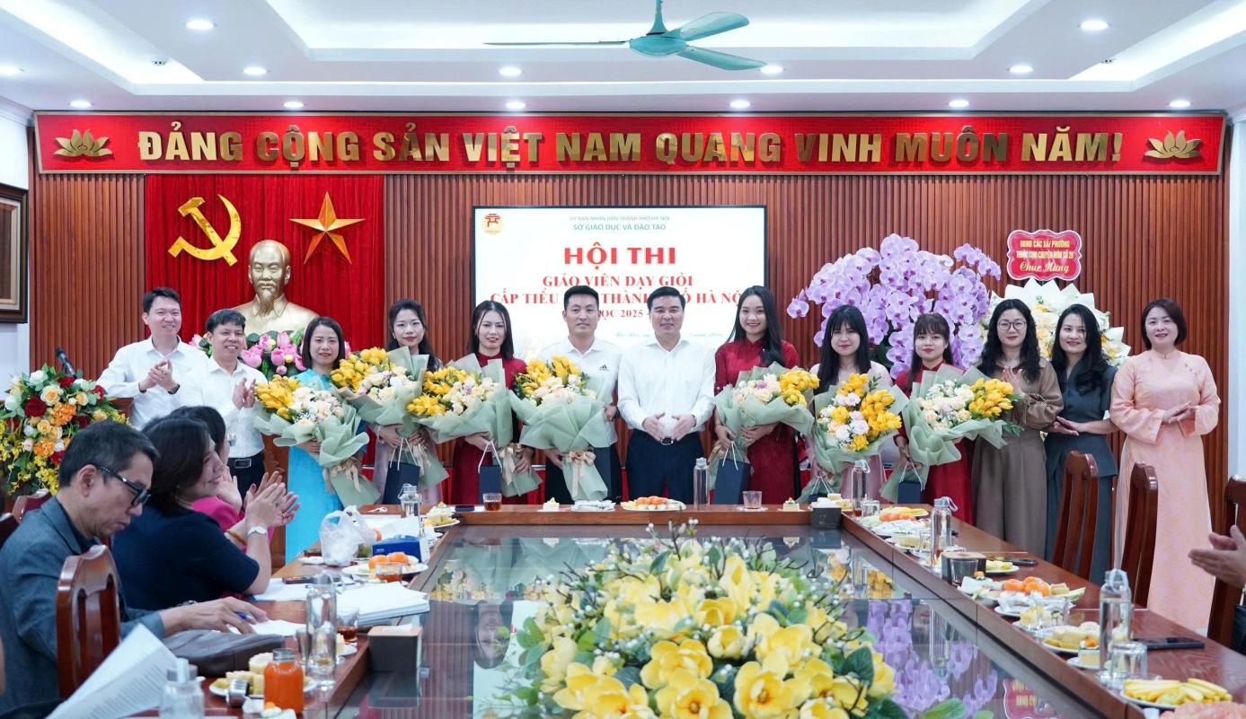 Cụm chuyên môn số 20 khai mạc Hội thi giáo viên dạy giỏi cấp tiểu học thành phố Hà Nội năm học 2025–2026 tại trường Tiểu học Ngọc Hòa- Ảnh 1.