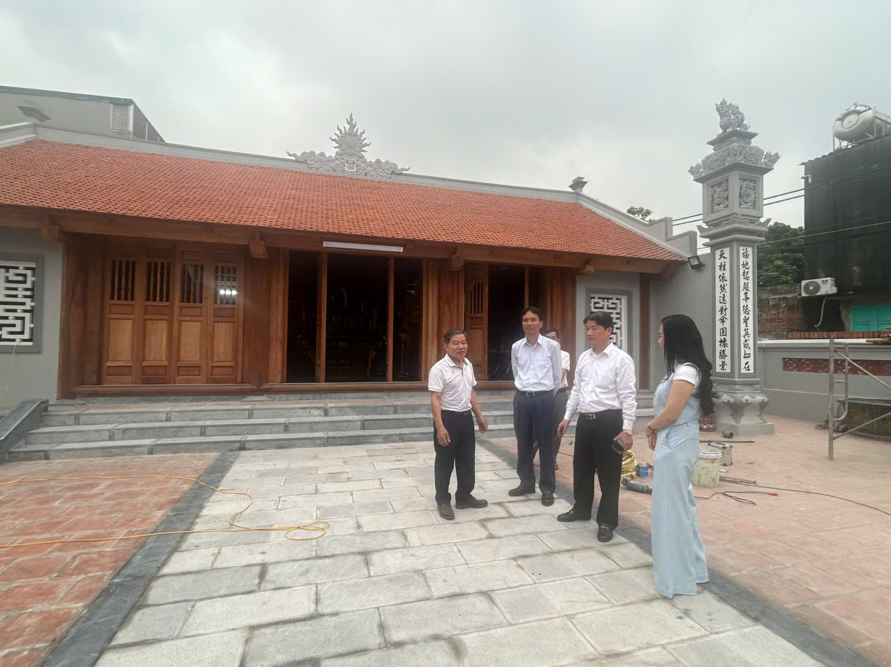 Ảnh có chứa trang phục, bầu trời, ngoài trời, người  Nội dung do AI tạo ra có thể không chính xác.