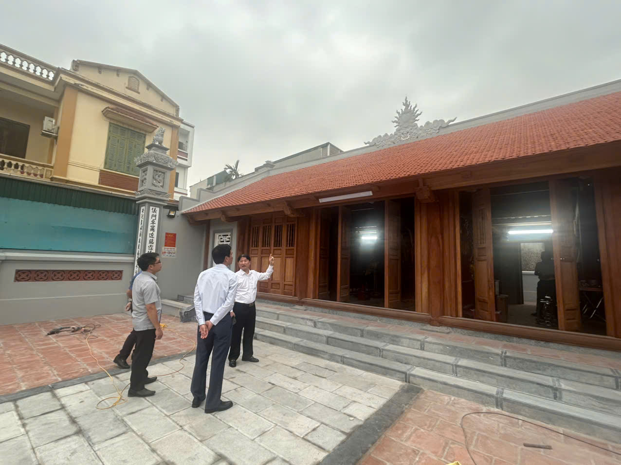 Ảnh có chứa bầu trời, trang phục, ngoài trời, người  Nội dung do AI tạo ra có thể không chính xác.