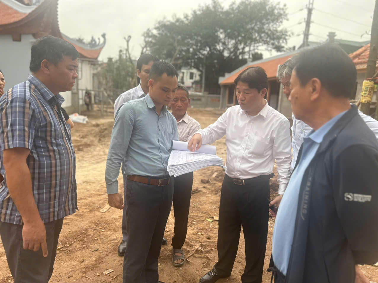 Ảnh có chứa trang phục, người, ngoài trời, cây cối  Nội dung do AI tạo ra có thể không chính xác.