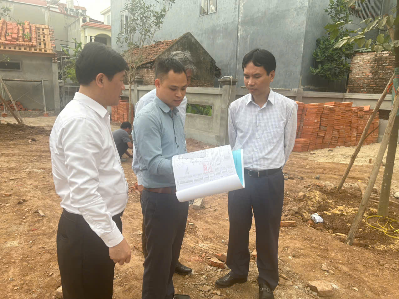 Ảnh có chứa trang phục, người, đàn ông, ngoài trời  Nội dung do AI tạo ra có thể không chính xác.